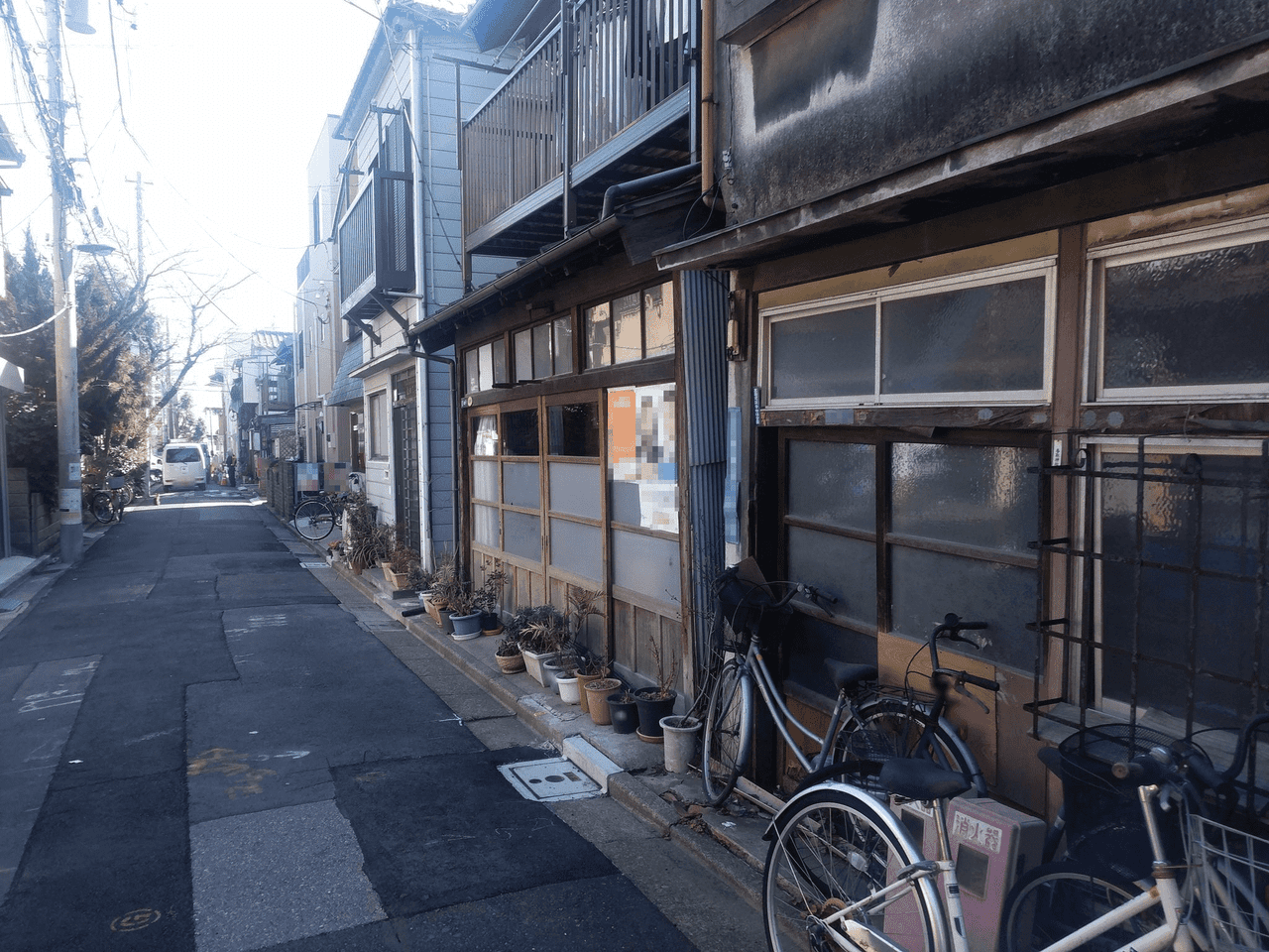 博士が住んでいる都内某所アパートの外観。築30年以上の古い2階建て。博士の部屋は2階の角部屋。※個人情報保護のため一部モザイクを入れています。